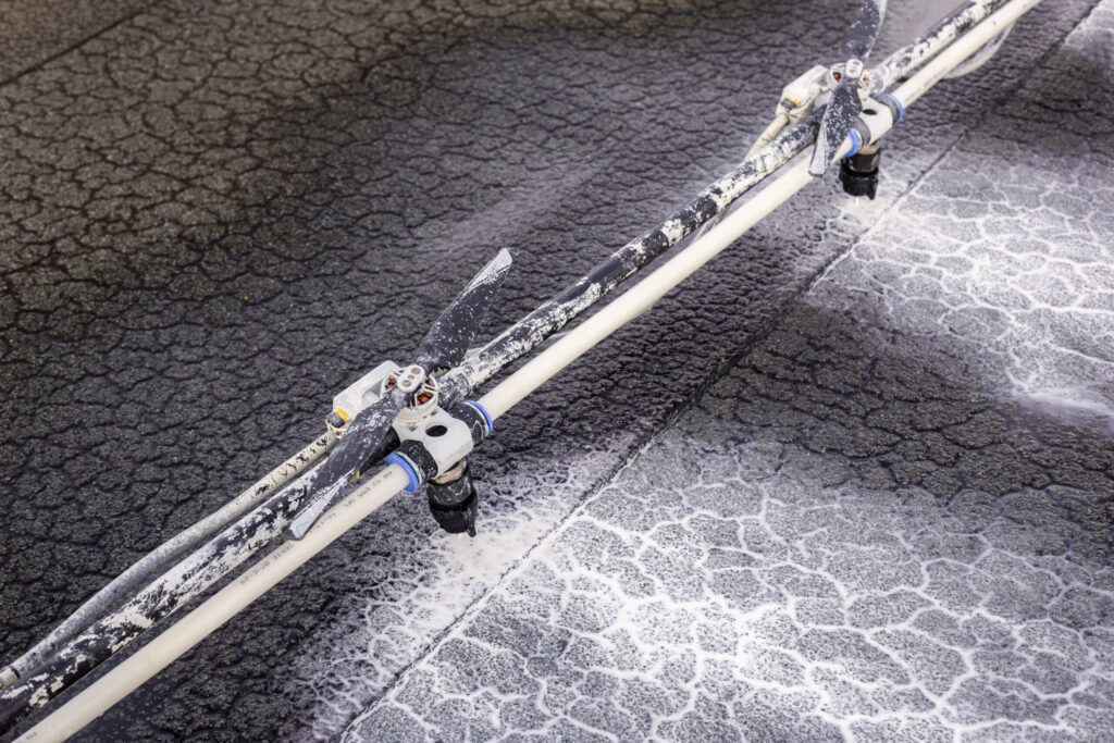 Découvrez BreezeRoof, la technique de Cool Roofing révolutionnaire qui permet de réduire votre facture d’énergie, peindre jusqu’à 2000 m²/h et améliorer la durabilité de votre toiture.