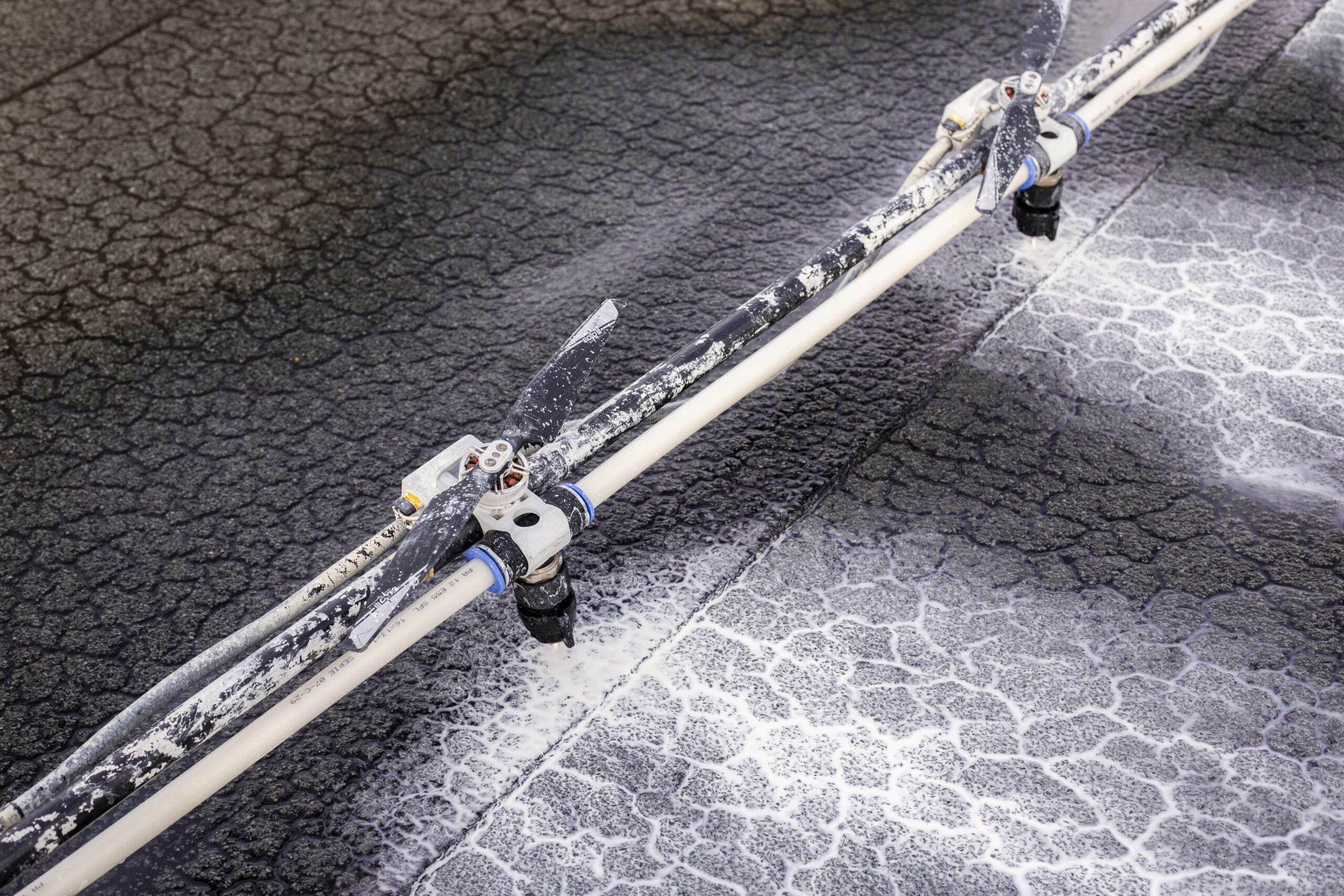 Découvrez BreezeRoof, la technique de Cool Roofing révolutionnaire qui permet de réduire votre facture d’énergie, peindre jusqu’à 2000 m²/h et améliorer la durabilité de votre toiture.