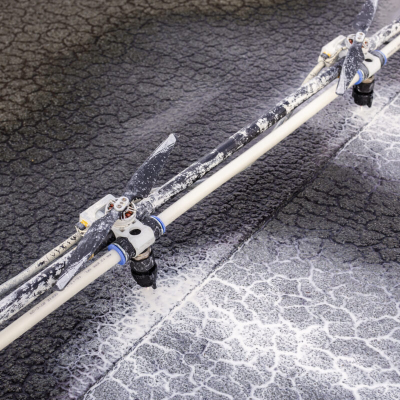 Découvrez BreezeRoof, la technique de Cool Roofing révolutionnaire qui permet de réduire votre facture d’énergie, peindre jusqu’à 2000 m²/h et améliorer la durabilité de votre toiture.